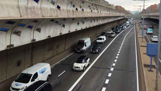 Los dos carriles de entrada a Barcelona por el túnel de Glòries, a la altura de la calle de Bilbao, colapsados / METRÓPOLI - JORDI SUBIRANA