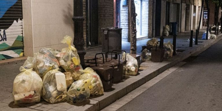 Montones de basura en una calle de Sant Andreu / METRÓPOLI - PABLO MIRANZO