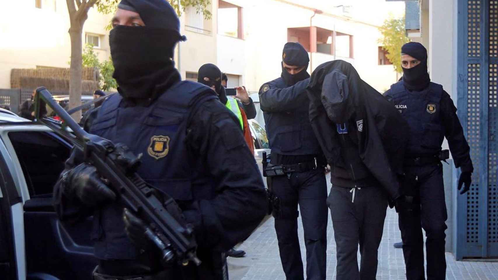 Agentes de los Mossos con un detenido / EFE