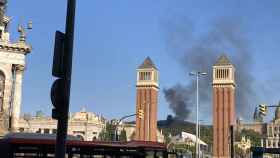Columna de humo del grave incendio en Montjuïc vista desde la plaza de Espanya / TWITTER