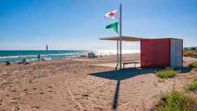 Playa de Gavà con la bandera verde ondeada / AMB