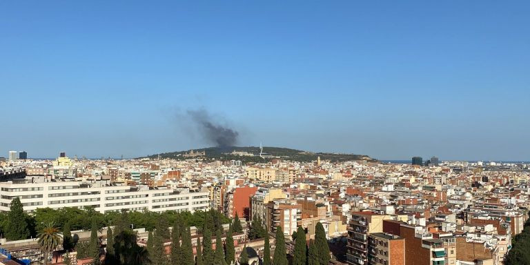 Columna de humo en Montjuïc desde el otro lado de Barcelona / TWITTER