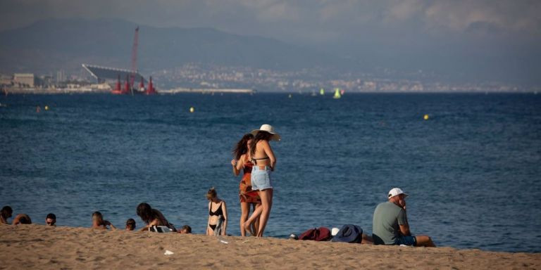 La playa de la Barceloneta con múltiples bañistas / EUROPA PRESS