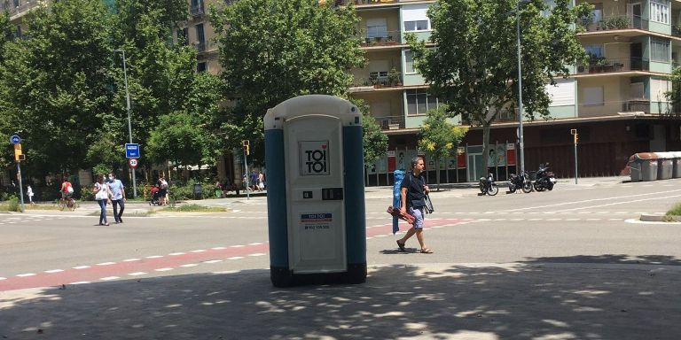 Un lavabo público en Barcelona / @MarcotFlyers