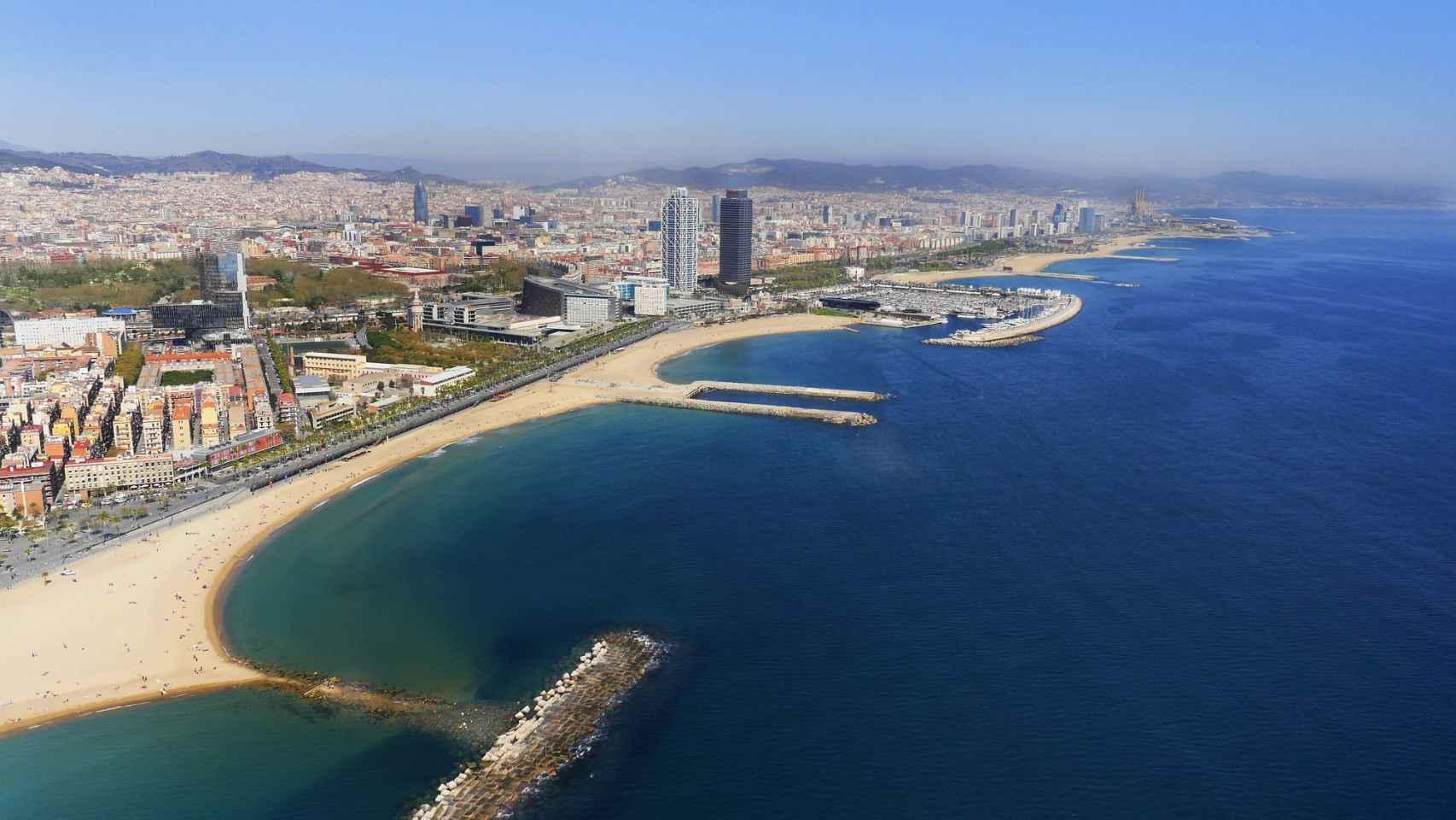 Espigón del Gas y playa del Somorrostro en Barcelona