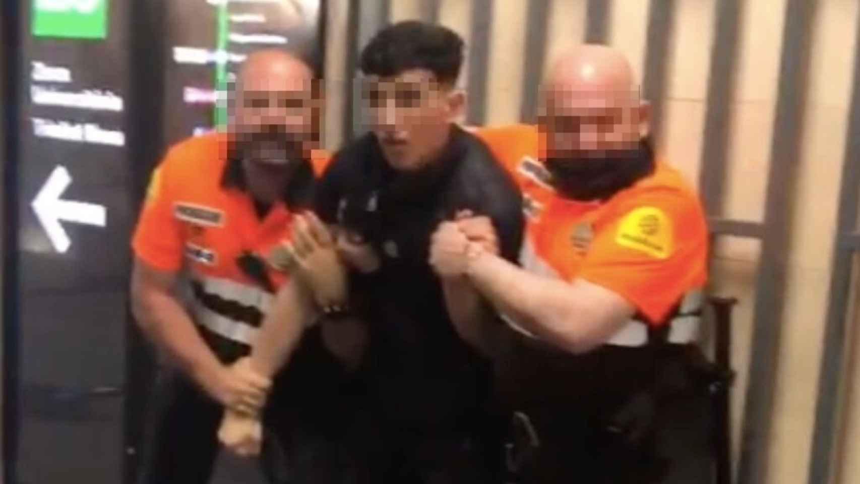 Dos vigilantes de seguridad retienen a un presunto ladrón en el metro de plaza de Catalunya / CEDIDA