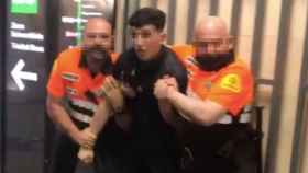 Dos vigilantes de seguridad retienen a un presunto ladrón en el metro de plaza de Catalunya / CEDIDA