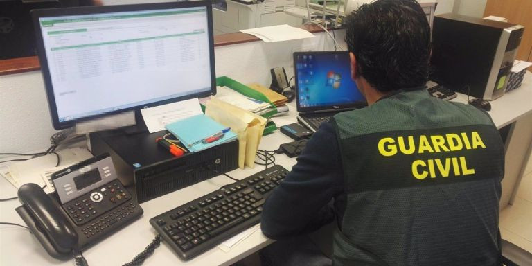 Agente de la Guardia Civil trabajando ante un ordenador en una imagen de archivo / GUARDIA CIVIL