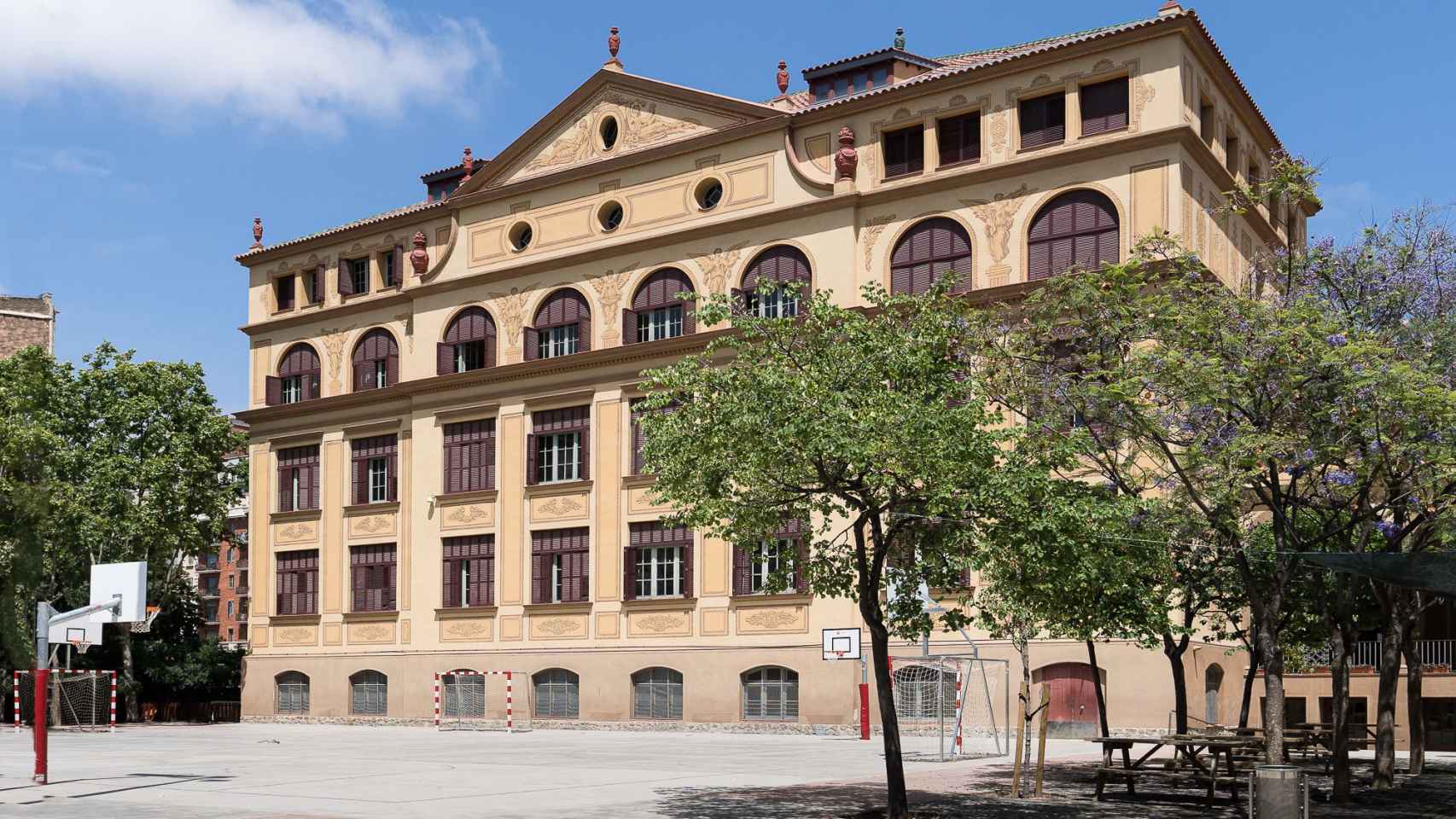 Fachada de la escuela Ramon Llull de Barcelona / INMA SANTOS