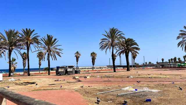 Parte de la playa del Fòrum, llena de basura y restos de obras / ÁNGELA VÁZQUEZ