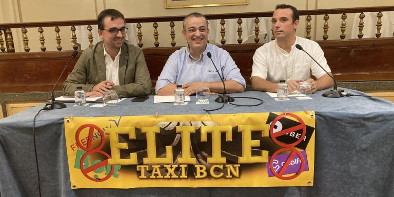 l abogado Marc Vilar; El portavoz de Élite Taxi, Tito Álvarez, y el economista Sergi Cutillas durante la rueda de prensa / EUROPA PRESS
