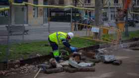 Un obrero en la avenida Diagonal de Barcelona realizando unas obras en la calzada / EUROPA PRESS
