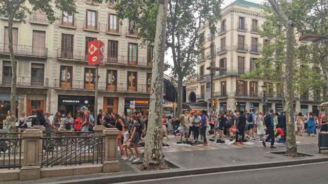 Vendedores del top manta en la Rambla de Barcelona, esta semana / TWITTER YERAY MELLADO