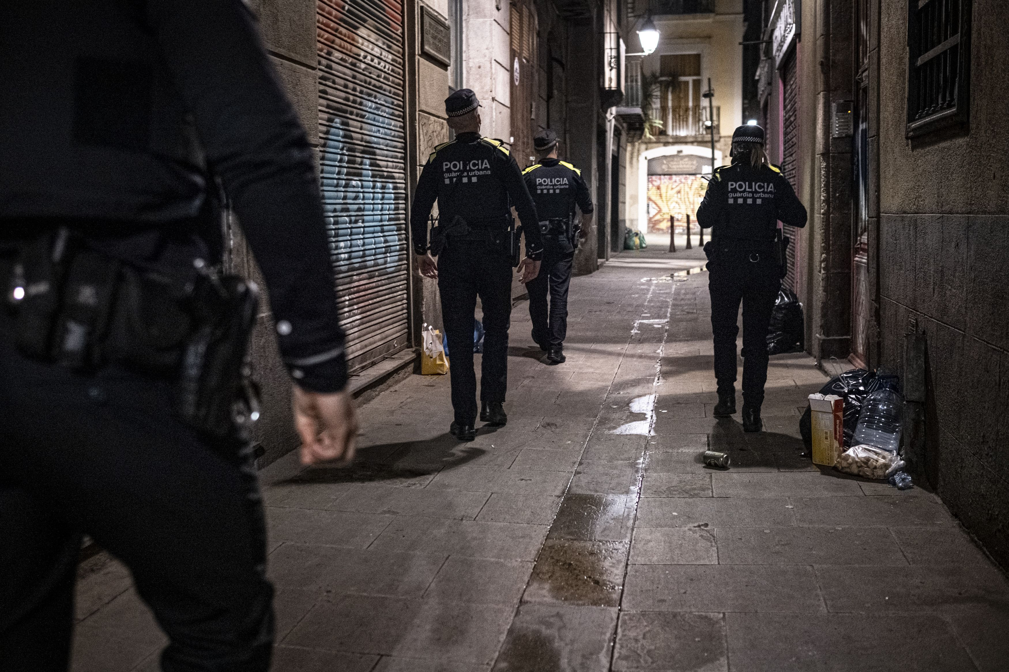 Agentes de la Guardia Urbana patrullan por una calle de Ciutat Vella / PABLO MIRANZO