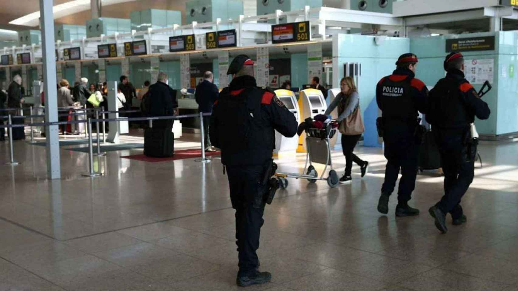 Agentes de los Mossos d'Esquadra en el aeropuerto de Barcelona / EFE