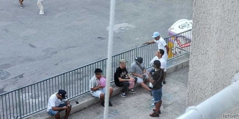 Un grupo de jóvenes consume óxido nitroso hace un par de semanas en la plaza Terenci Moix / CEDIDA
