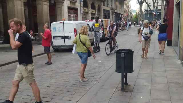 Calle de Ferran tras la implementación de la vía ciclable / CEDIDA