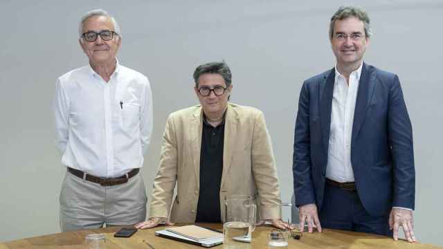 Miquel Puig, economista (i), Manel Manchón , director adjunto de Metrópoli (c) y Eduard Torres, presidente de Turismo de Barcelona (d) en las instalaciones de Metrópoli / LENA PRIETO (MA)