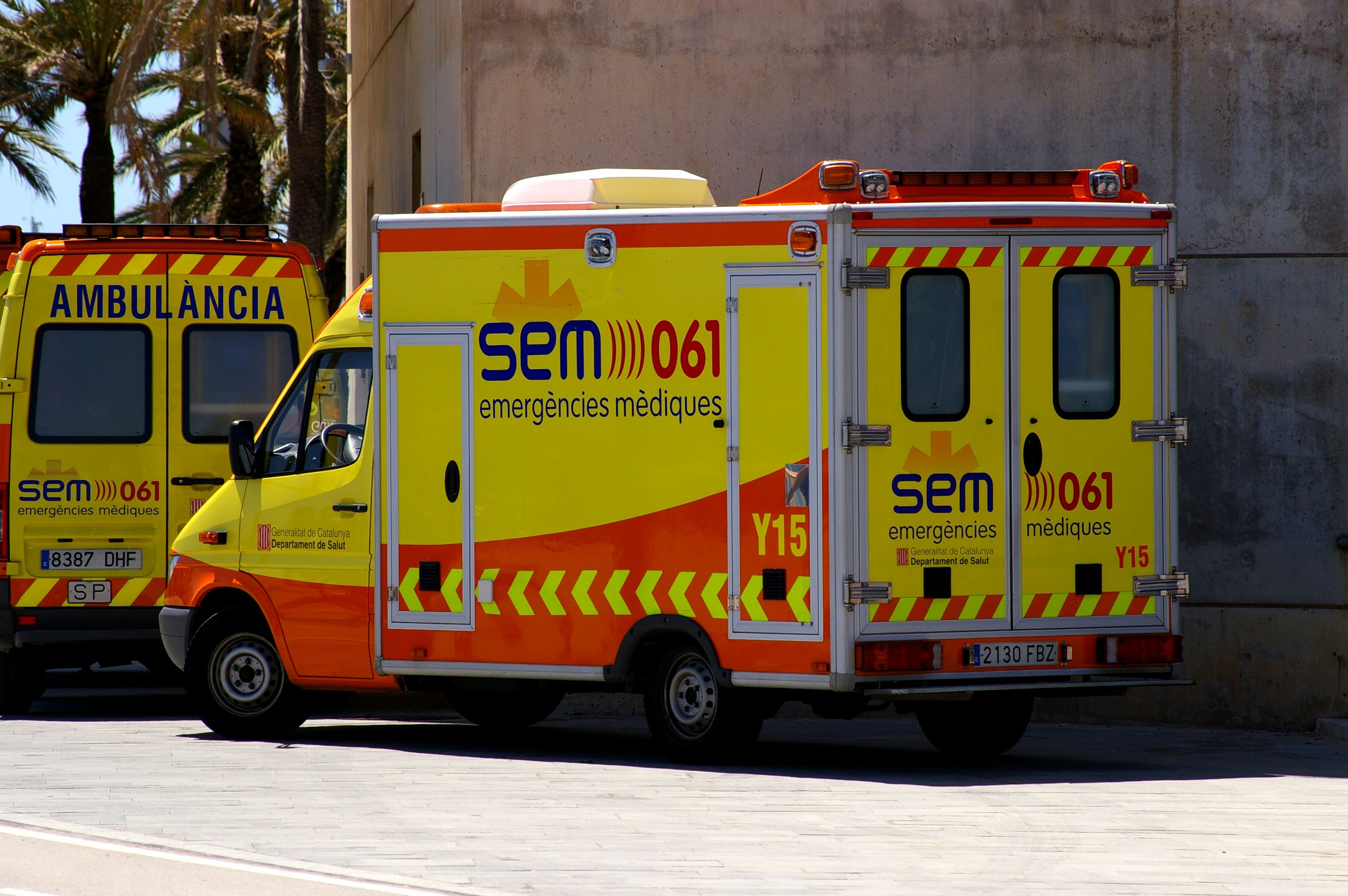 Una UVI móvil y una ambulancia del SEM en Barcelona / WIKI