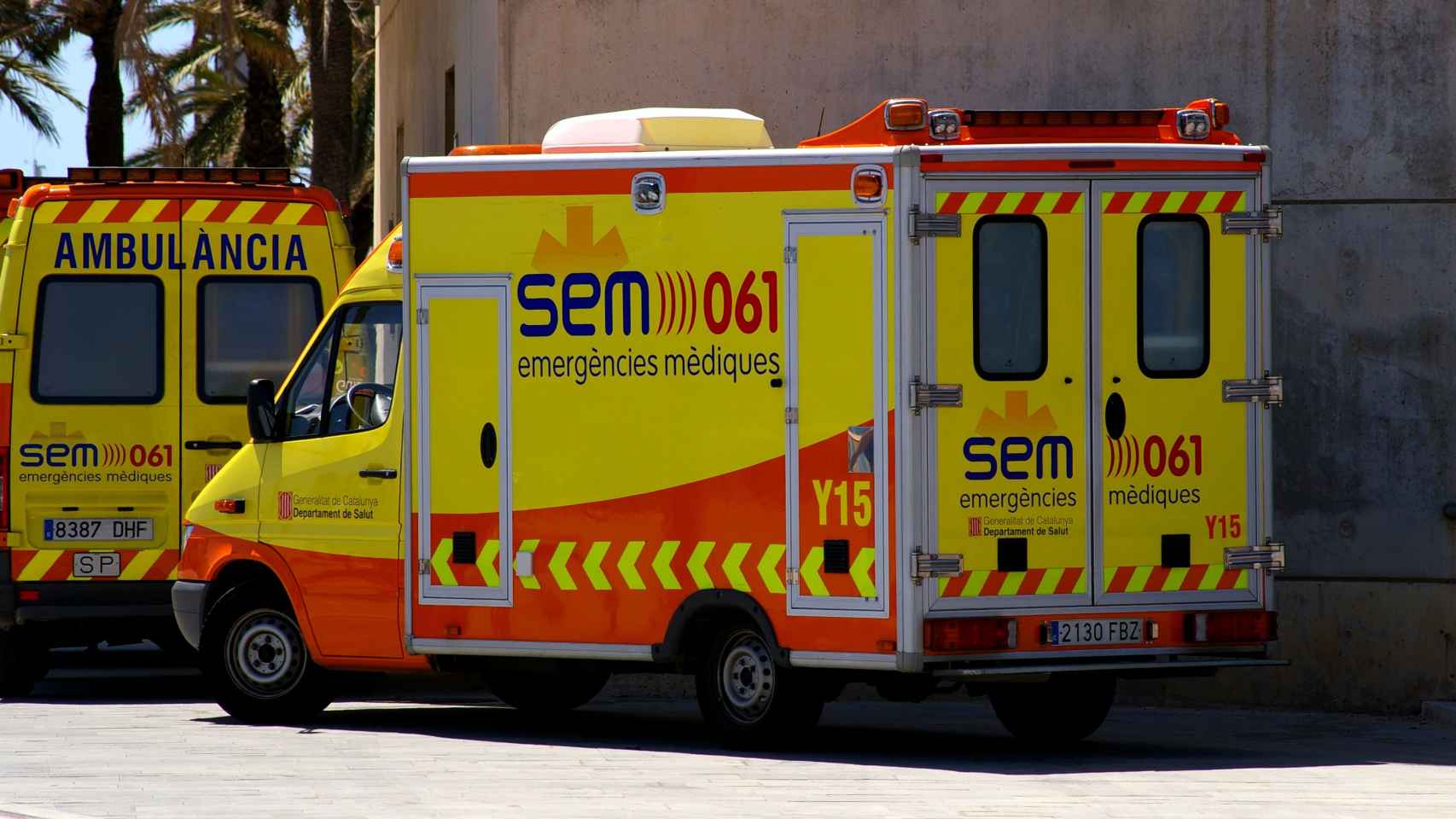 Una UVI móvil y una ambulancia del SEM en Barcelona / WIKI