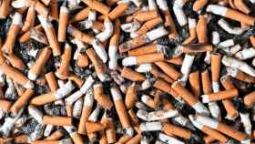 Decenas de cigarrillos apagados en una imagen de archivo