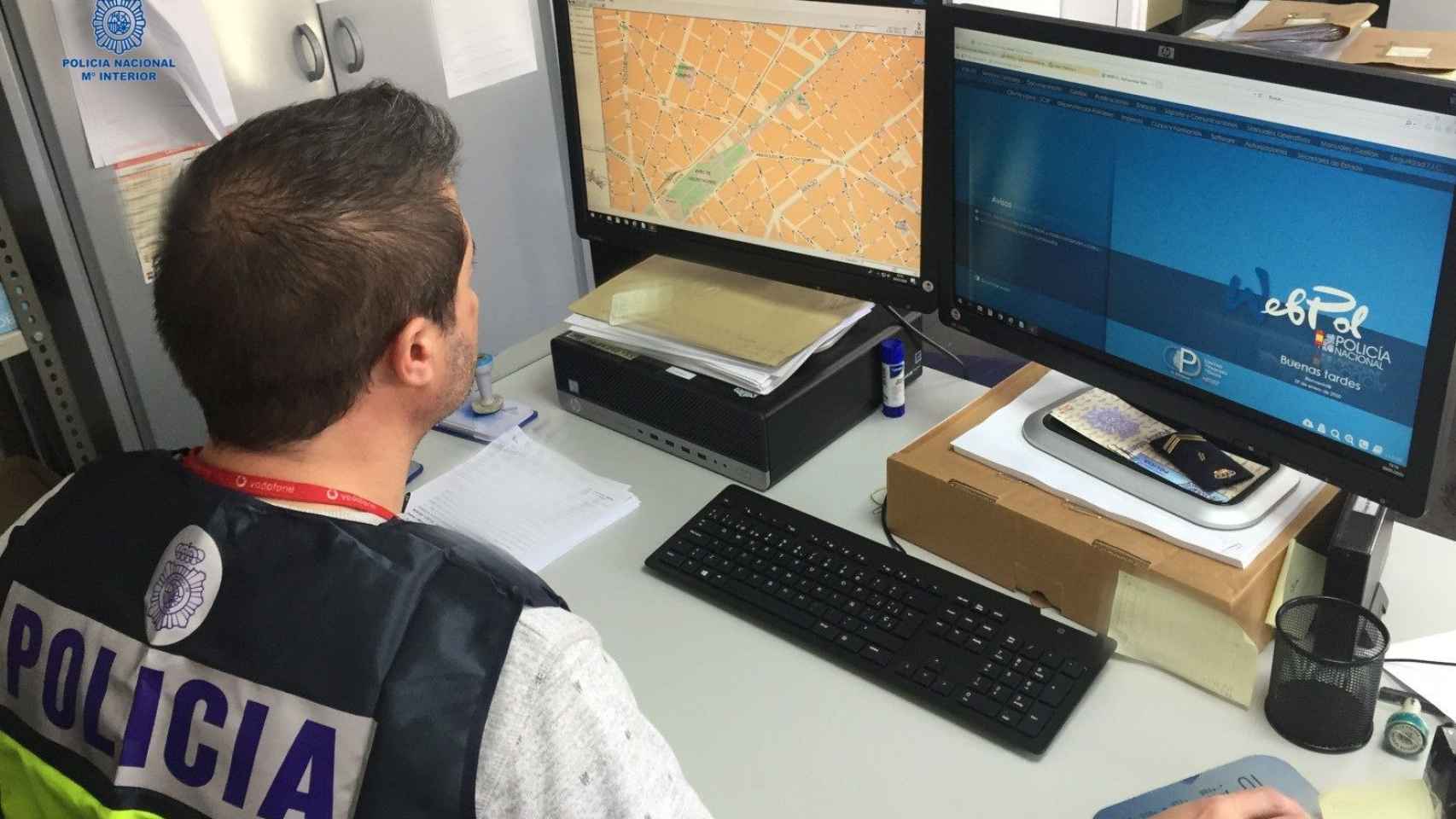 Un policía nacional frente a un ordenador / EUROPA PRESS