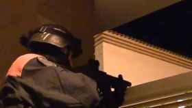 Un agente que participa en el operativo policial contra un grupo de traficantes / MOSSOS D'ESQUADRA
