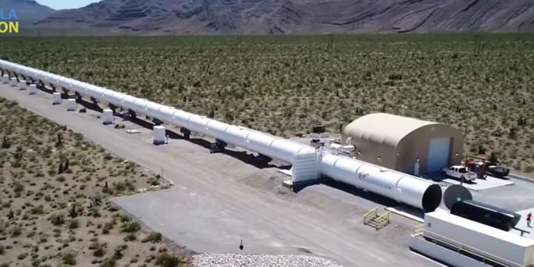 Tubo por el que circula el Hyperloop en un circuito de prueba de Estados Unidos 