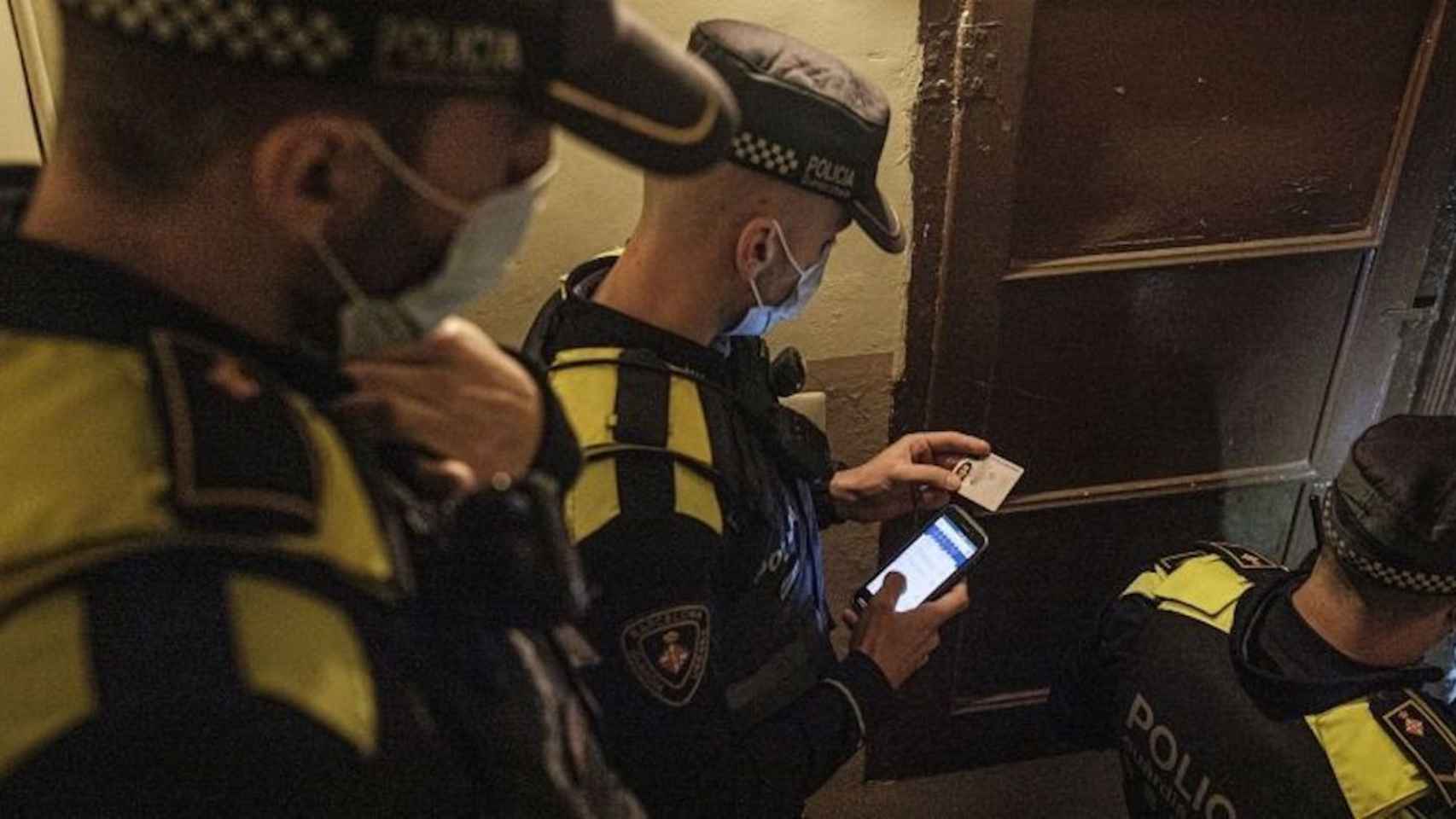 Agentes de la Guardia Urbana de Barcelona durante un operativo en la pandemia que se saldó con varias multas/ METRÓPOLI - PABLO MIRANZO