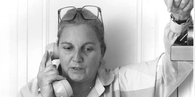 La agente literaria Carmen Balcells atendiendo a una llamada / ARCHIVO