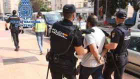 La policía deteniendo a un hombre por estafa en Barcelona / POLICÍA NACIONAL