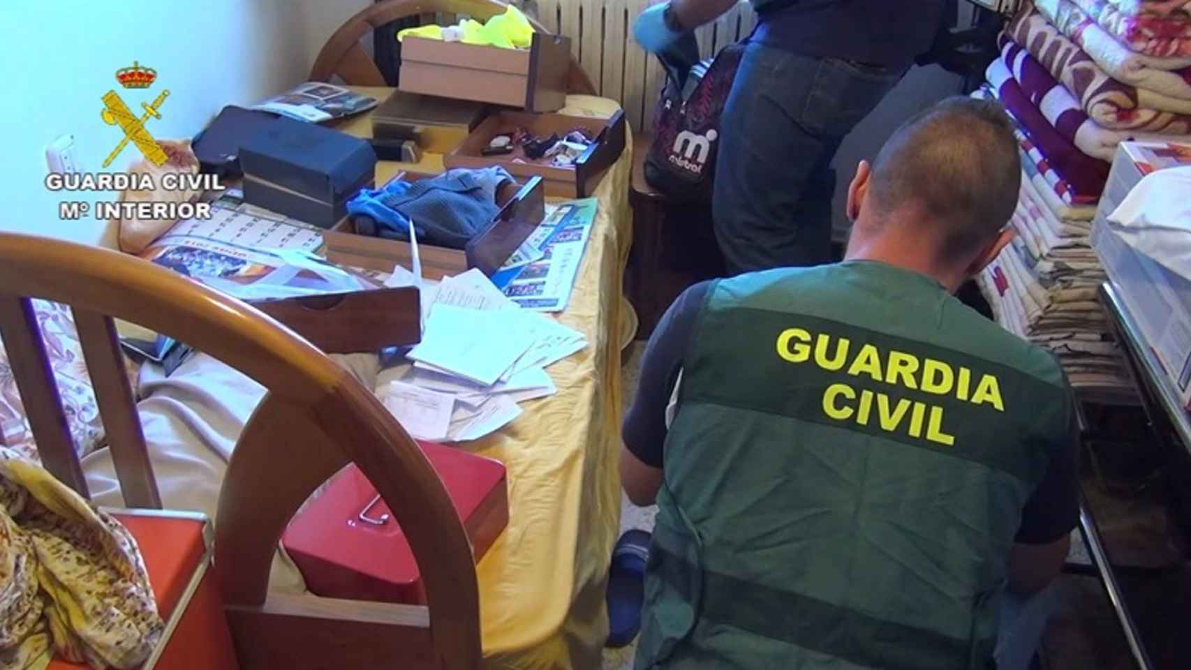 La Guardia Civil lleva a cabo un registro en uno de los inmuebles en los que operaba la red criminal / GUARDIA CIVIL