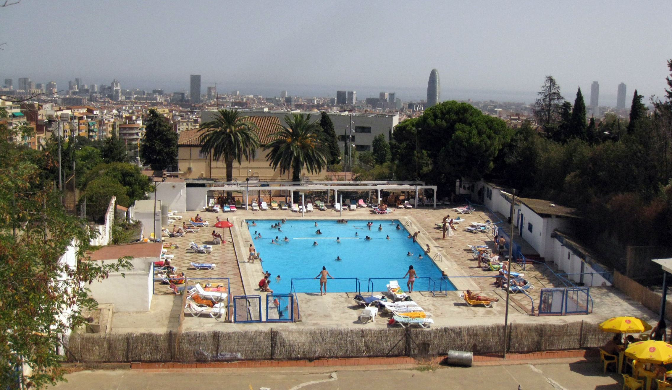 Piscina municipal del Guinardó, una de las mejores para combatir el caluroso verano de Barcelona / ARCHIVO