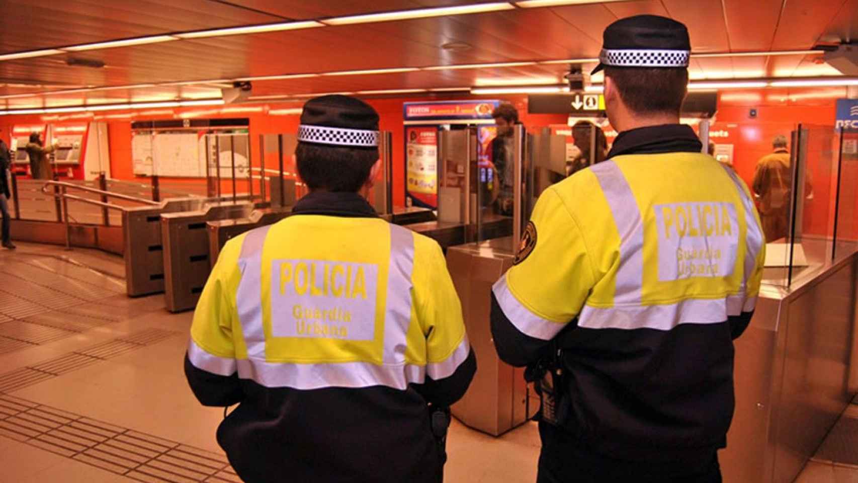 Agentes de la Guardia Urbana en el metro en una imagen de archivo / AJ BCN