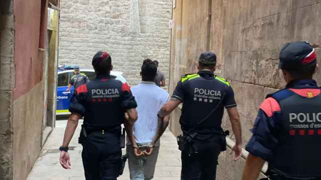 Imagen de archivo de un hombre detenido en Barcelona por los Mossos y la Guardia Urbana / MOSSOS