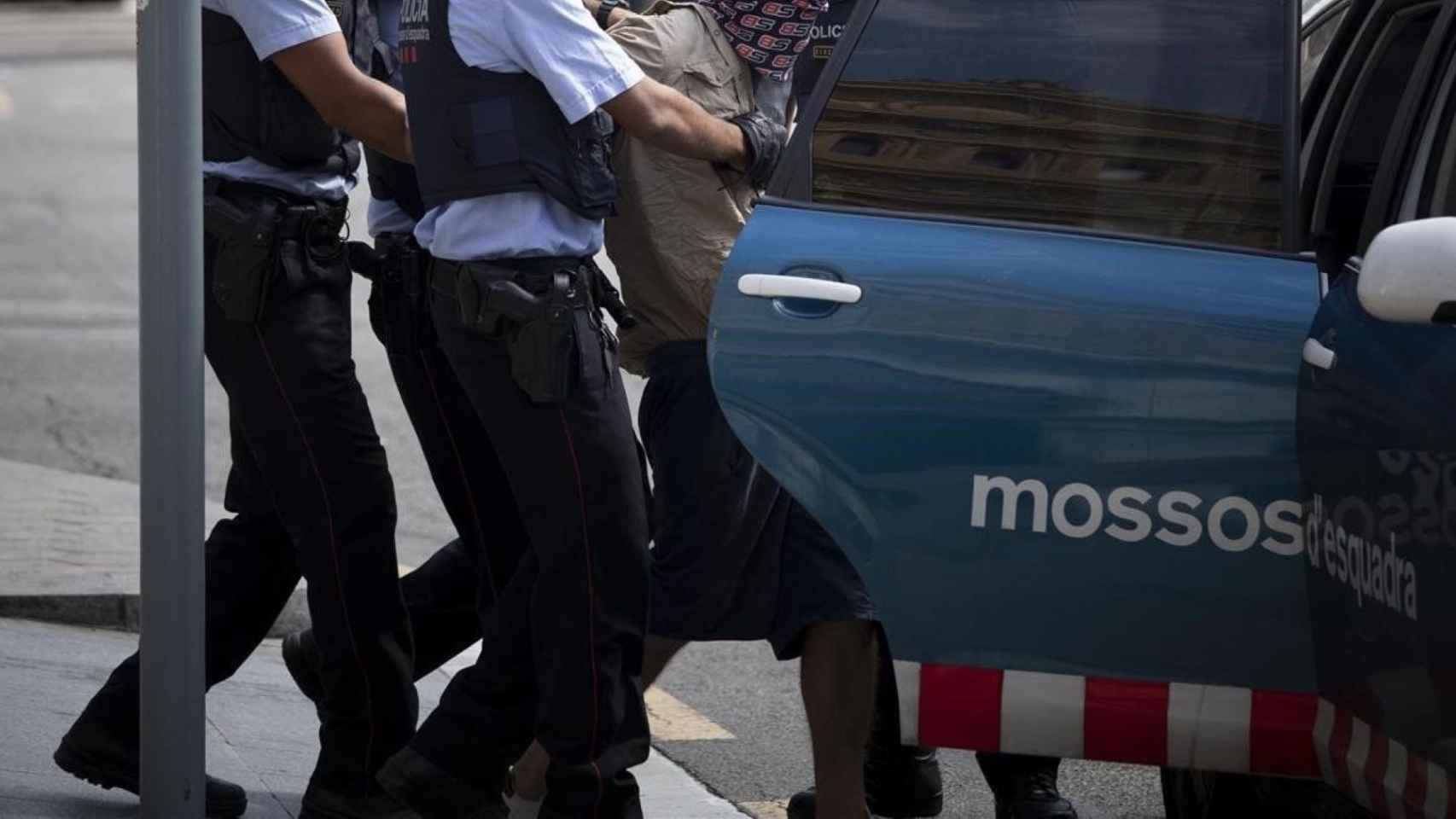 Los Mossos d’Esquadra detienen a un ladrón en pleno paseo de Gràcia de Barcelona / MOSSOS
