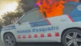 Coche de los Mossos d'Esquadra quemando en una imagen de archivo