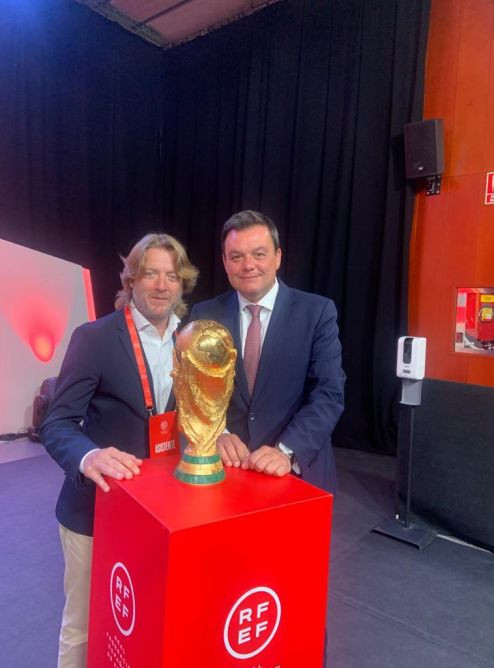 David Escudé y Víctor Francos, secretario de Estado de Cultura y Deportes con la copa del Mundial / CEDIDA