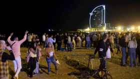 Decenas de personas bebiendo en la playa de la Barceloneta de Barcelona / MARTA PÉREZ - EFE