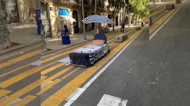 Un banco en un eje peatonal de Barcelona se convierte en la cama para un sintecho / STOP ON VAS COLAU / ANTICOLAU / AVIS DEL BARRI