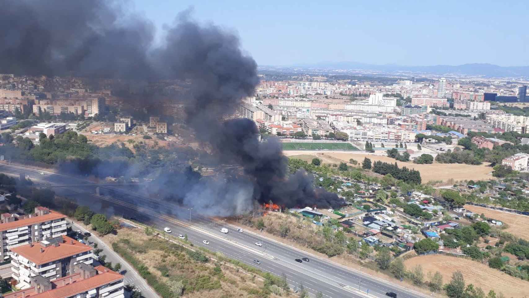 Los bomberos sofocan un incendio a las puertas de Sabadell / BOMBERS