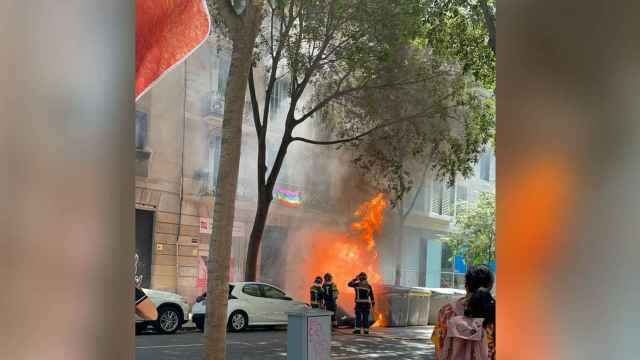 Bomberos apagando las llamas de un contenedor ardiendo en el Eixample / METRÓPOLI