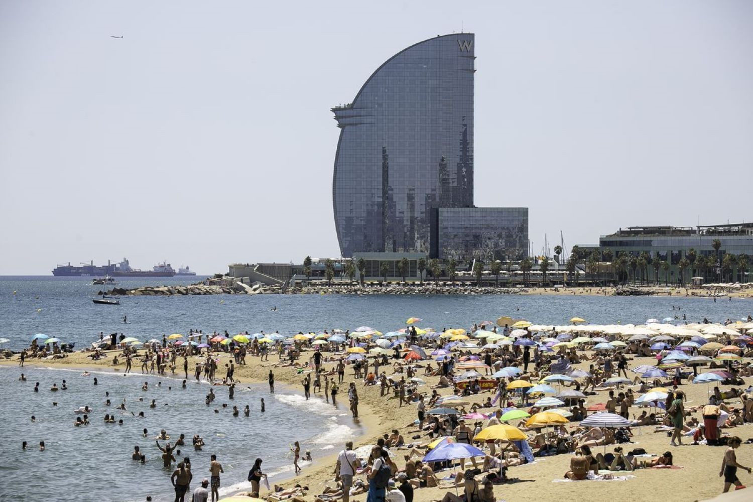 Panorámica de la playa de Barcelona llena de gente
