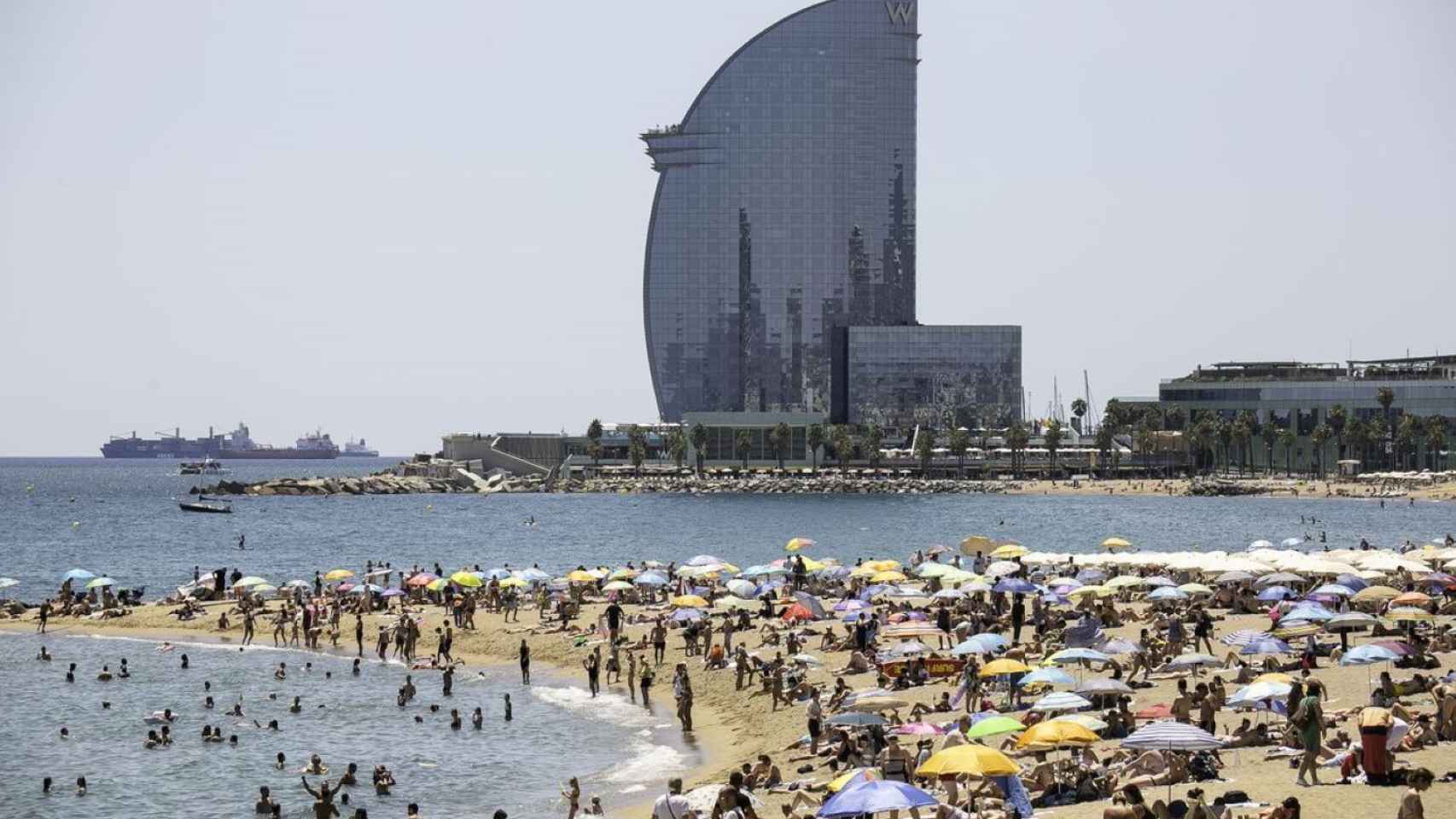 Panorámica de la playa de Barcelona llena de gente