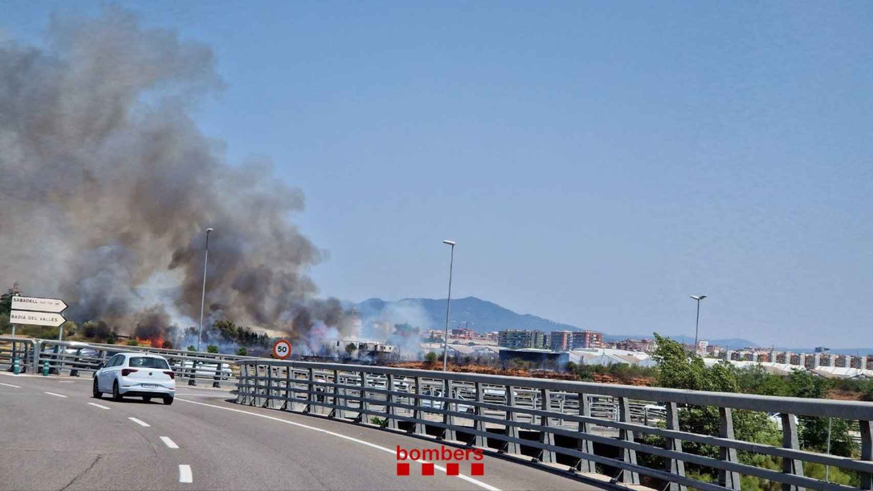 Incendio en las instalaciones del aeropuerto de Sabadell / BOMBERS DE LA GENERALITAT