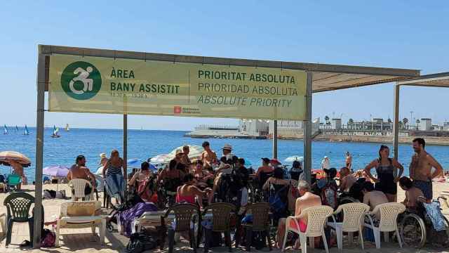 Aglomeraciones en la zona de sombra de la playa para personas con movilidad reducida de Nova Icària / CEDIDA