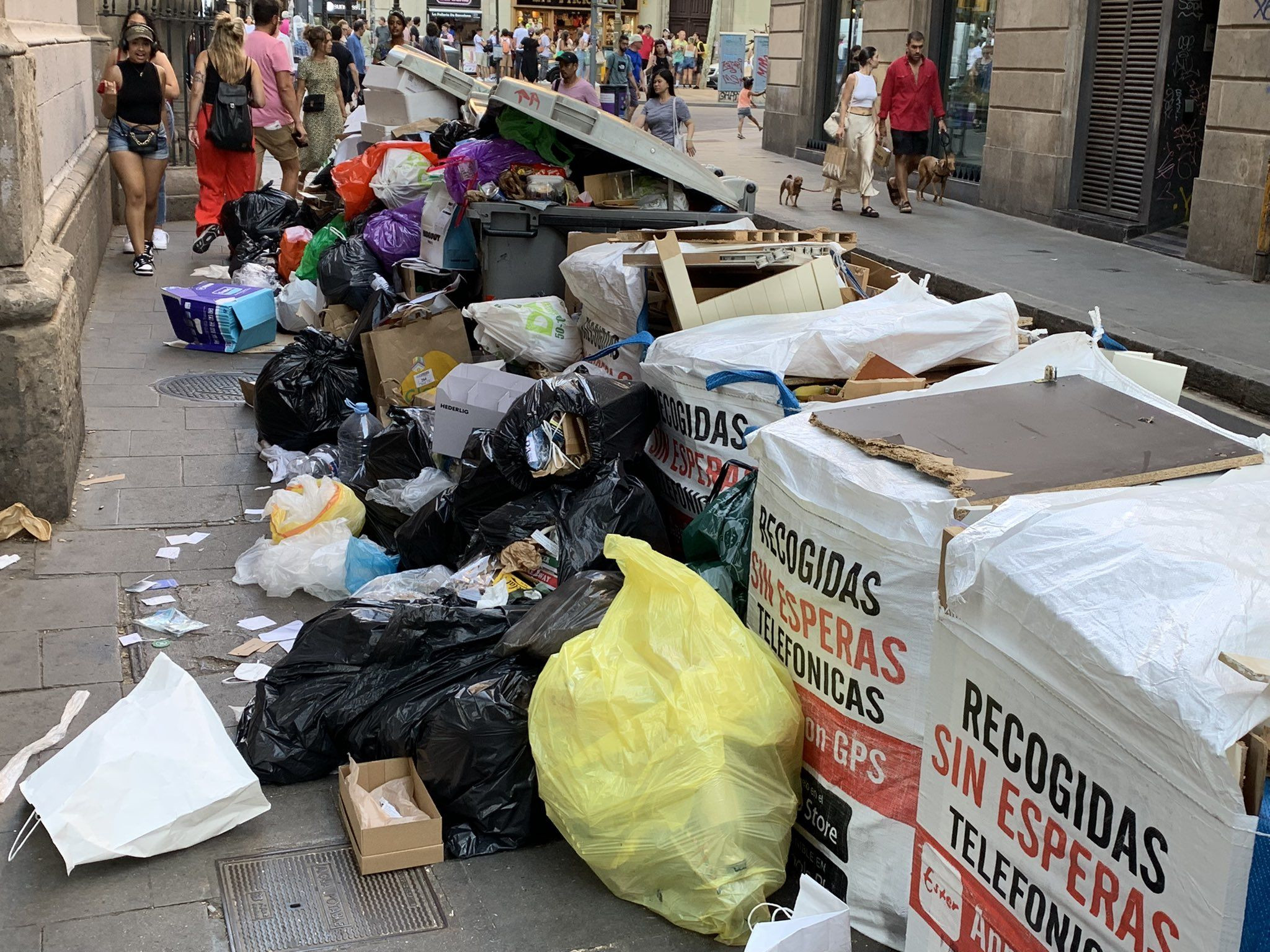 La esquina de la calle del Carme con Xuclà, del barrio del Raval de Barcelona, llena de basura / TWITTER