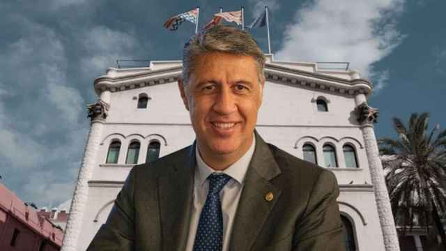 Fotomontaje del candidato del PP en Badalona, Xavier García-Albiol, y el Ayuntamiento de la localidad / METRÓPOLI