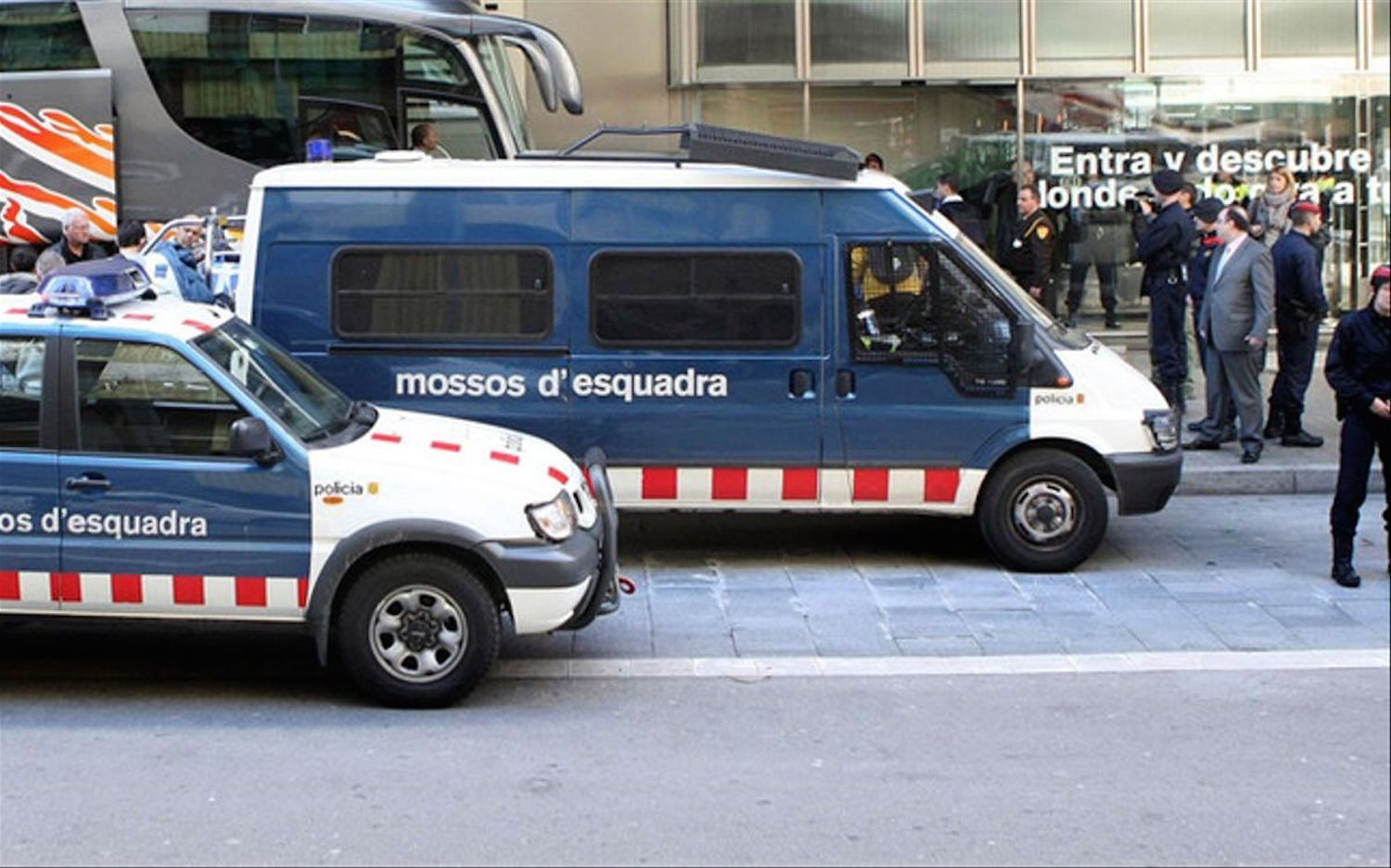 Dos furgones de los Mossos d'Esquadra / EFE