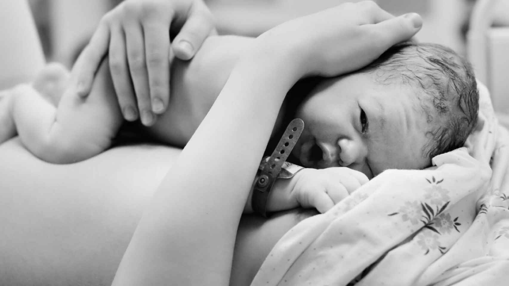 Nacimiento de un bebé junto a su madre en el hospital